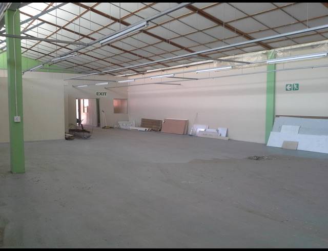 585M² FACTORY RENTED IN LANSDOWNE